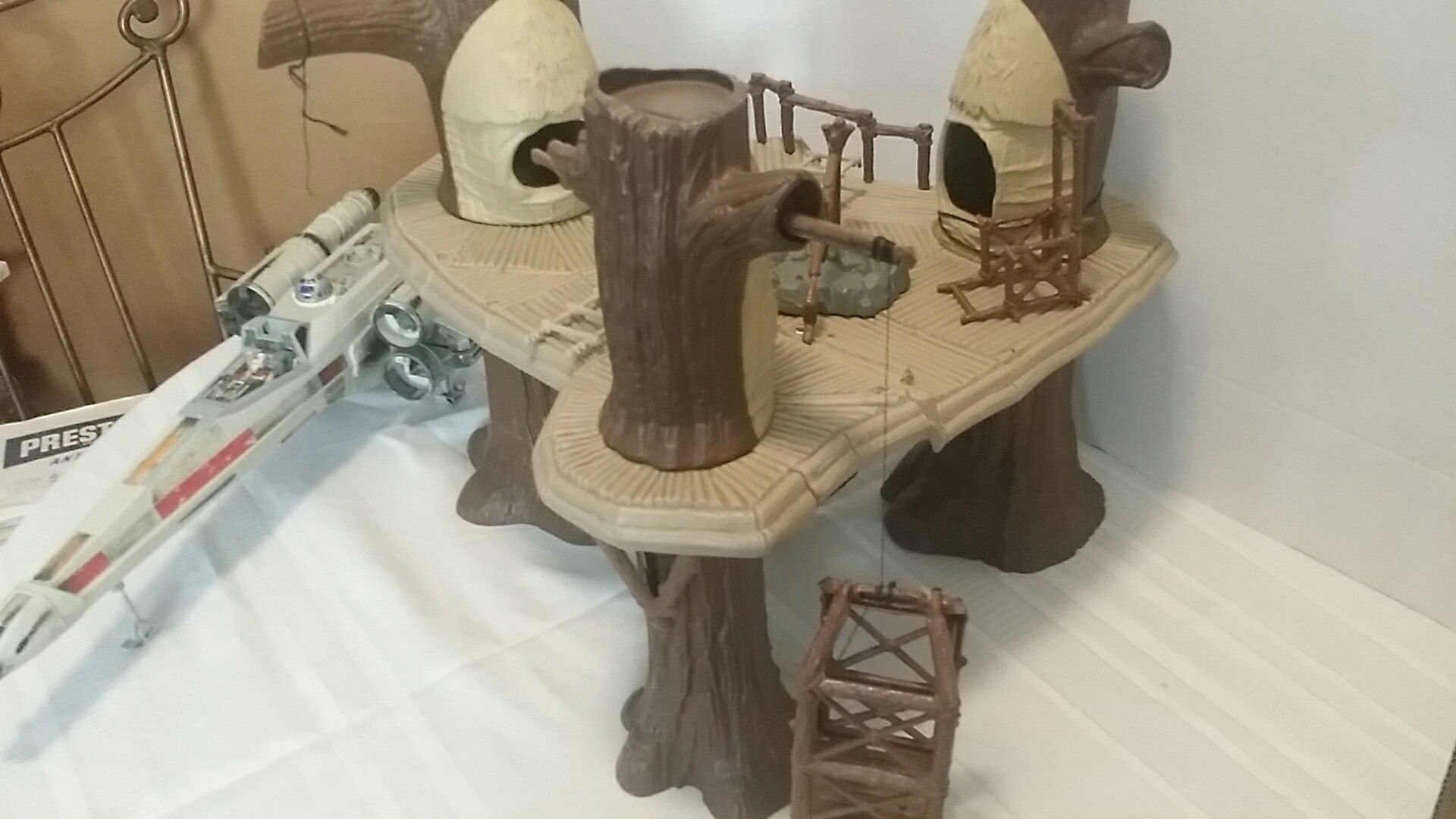 STAR WARS LOT EWOK VILLAGE AND X-WING FIGHTERS