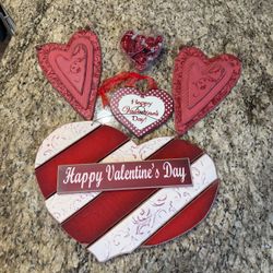 Valentine’s Day Wooden Wall Hangings + Gift Bags Lot