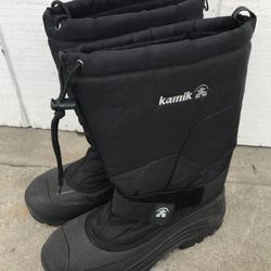 SNOW BOOTS SIZE 11