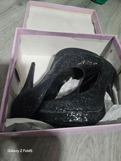 Windsor AVIA-01A Black Coarse Glitter Sparkle Platform Pumps Heels Size 7 Asking $40obo