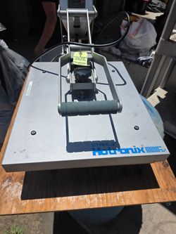 STAHLS' Hotronix 16" × 20" clamshell heat press (commercial-grade).