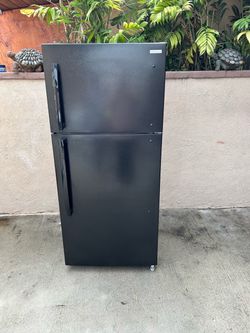Insignia Fridge Black 18cu ft 30x30x66🛑👍3 MONTHS WARRANTY