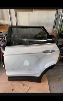 2013 2014 2015 2016 2017 2018 Hyundai Santa Fe Xl Had Minor door ding repaired and primer.. ready to paint complete driver side rear door with trim