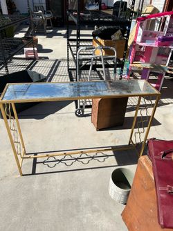 Entrance table