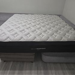 Like New Helix Midnight Luxe King Mattress