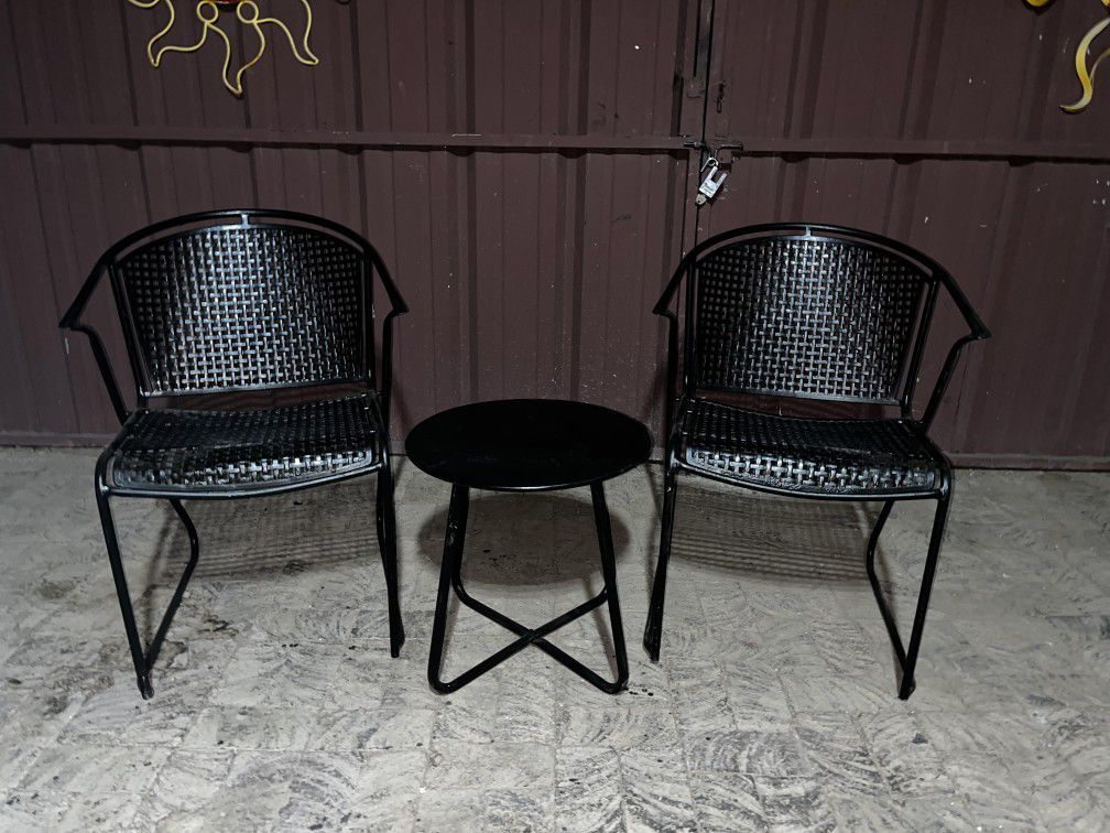2 Metal Chairs & Small Middle Metal Table