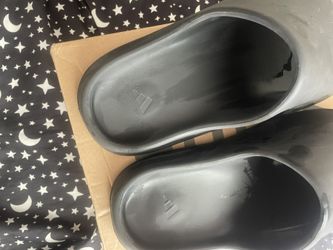 DARK ONYX YEEZY SLIDES
