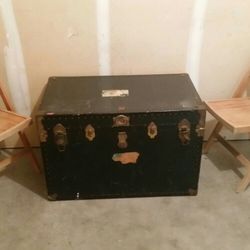 COFFEE TABLE TRUNK w/FOLDING CHAIRS