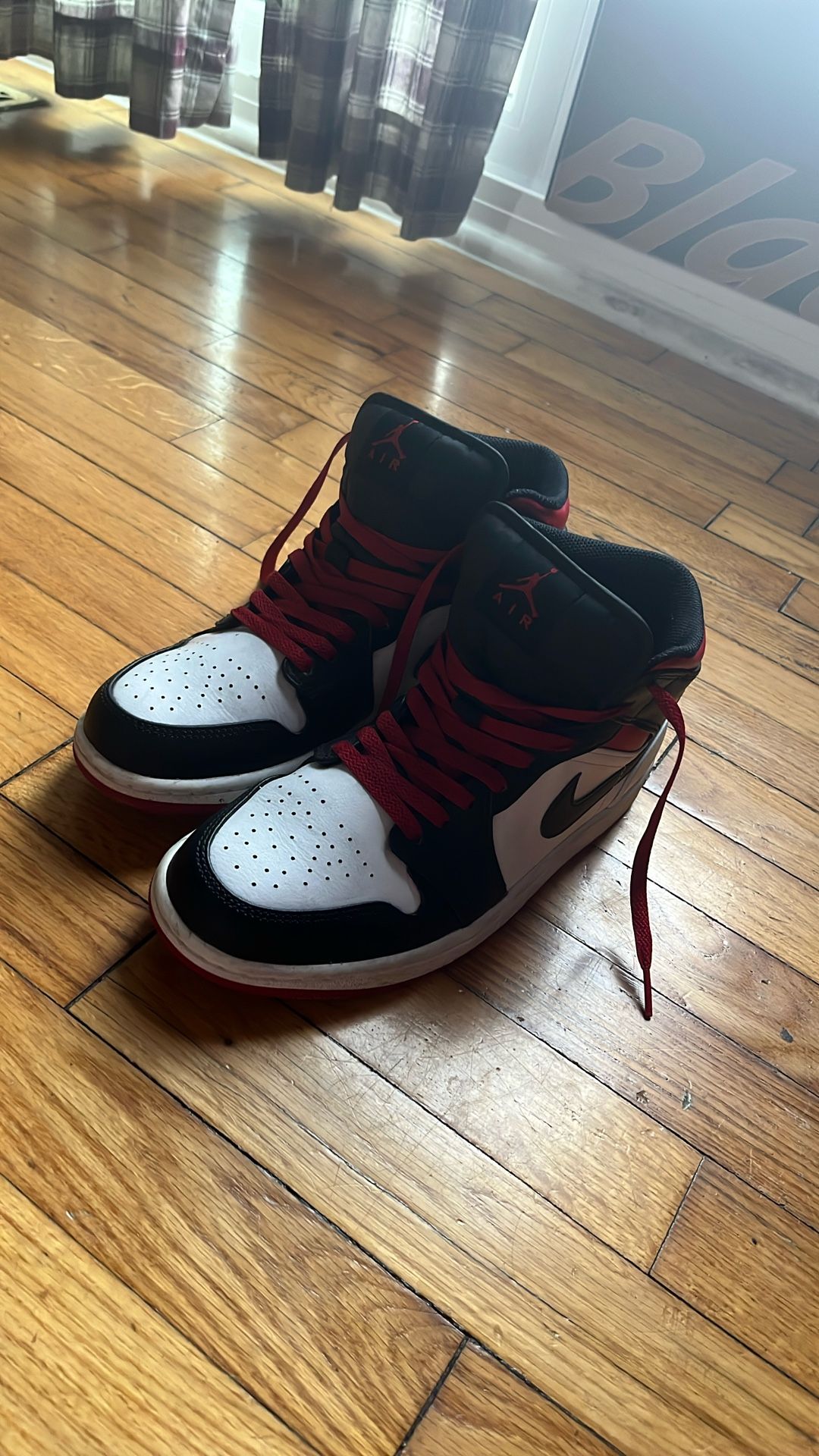 Jordan 1 Mid Gym Red W Black Toe