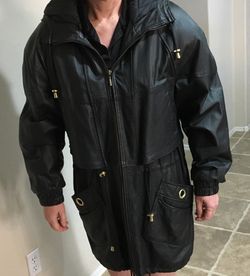 Black leather coat with hood. Size medium. I wore it a couple of times ..it’s practically brand new. Excellent condition.