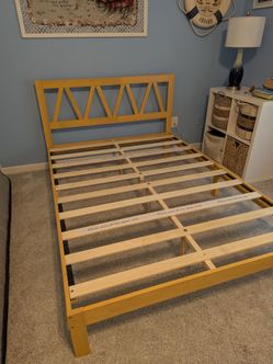 Solid wood platform bed frame with headboard Full Size