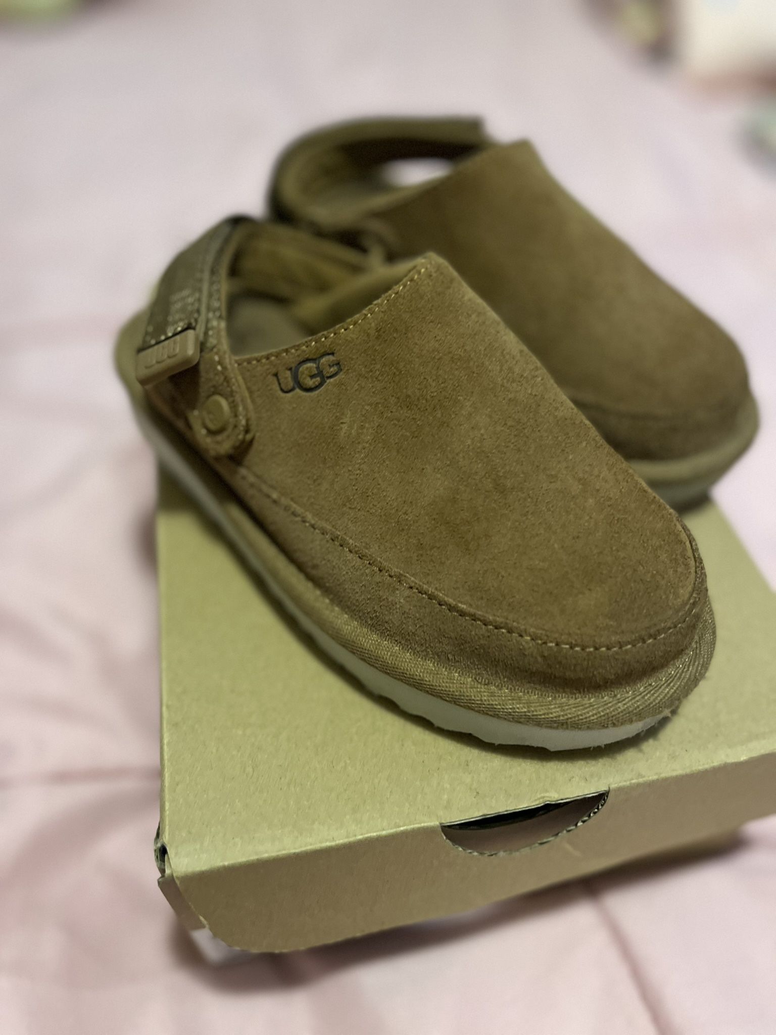Ugg Goldenstar Clogs Little kids Size 11