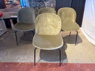 BLUEGROUND Green Velvet Beetle Chair (Set of 4 Chairs)