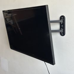 32" VIZIO HD LED TV + Full Motion Wall Mount Included! 📺(optional ROKU 🔥stick w remote)