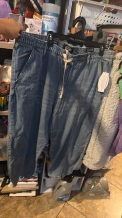 Woman met rice pants. Relaxed pull on cropbarrel Cruz, Easy, True Legs.