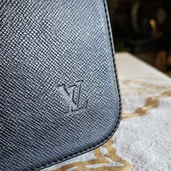 Louis Vuitton Viktor Taiga Messenger 