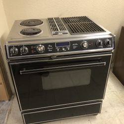 Jenn Air Gas Stove With Overhead Fan