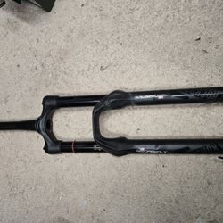 27.5 Rock Shox Lyric Rc3