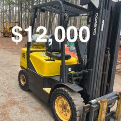 Daewoo 6000 Lbs Pneumatic Forklift