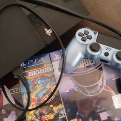 PlayStation 4 an 12 Games With 2 Wireless Controllers