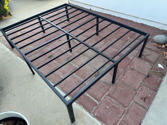Queen bed fram