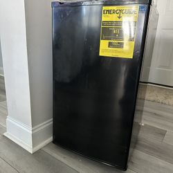 Mini Refrigerator 3.2 Cu Fit 