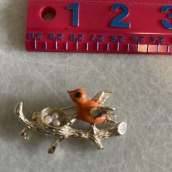 CA. VINTAGE GERRY’s CORAL BIRD IN NEST. 
