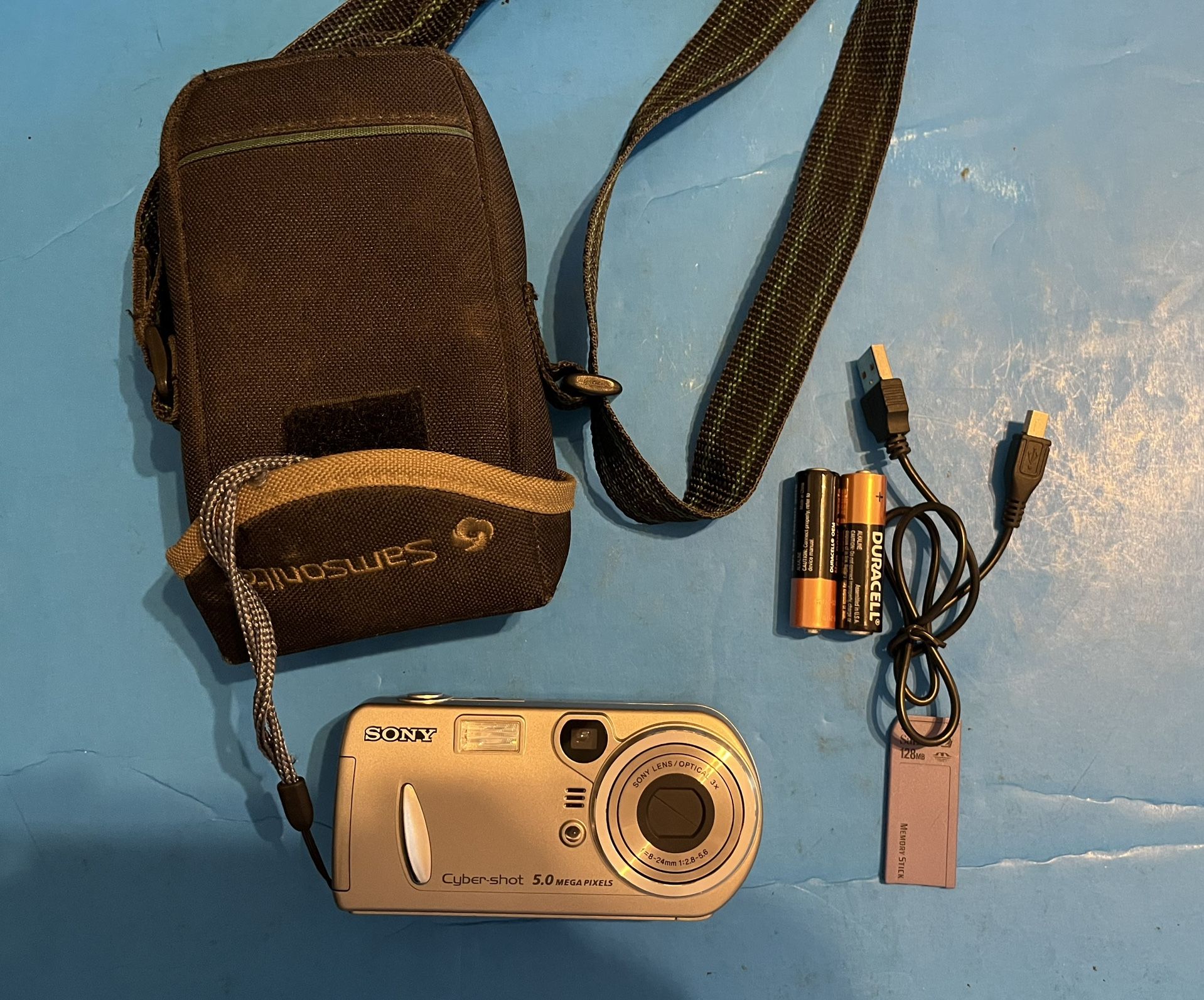 excellent working condition Sony Cybershot DSC-P92 5.0MP Digital Camara W/bundle