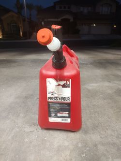 Briggs & Stratton Press 'N Pour 5-Gallon Gas Can