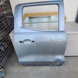 2023 - 2024 CHEVROLET COLORADO RIGHT REAR DOOR SHELL USED OEM.  YD
