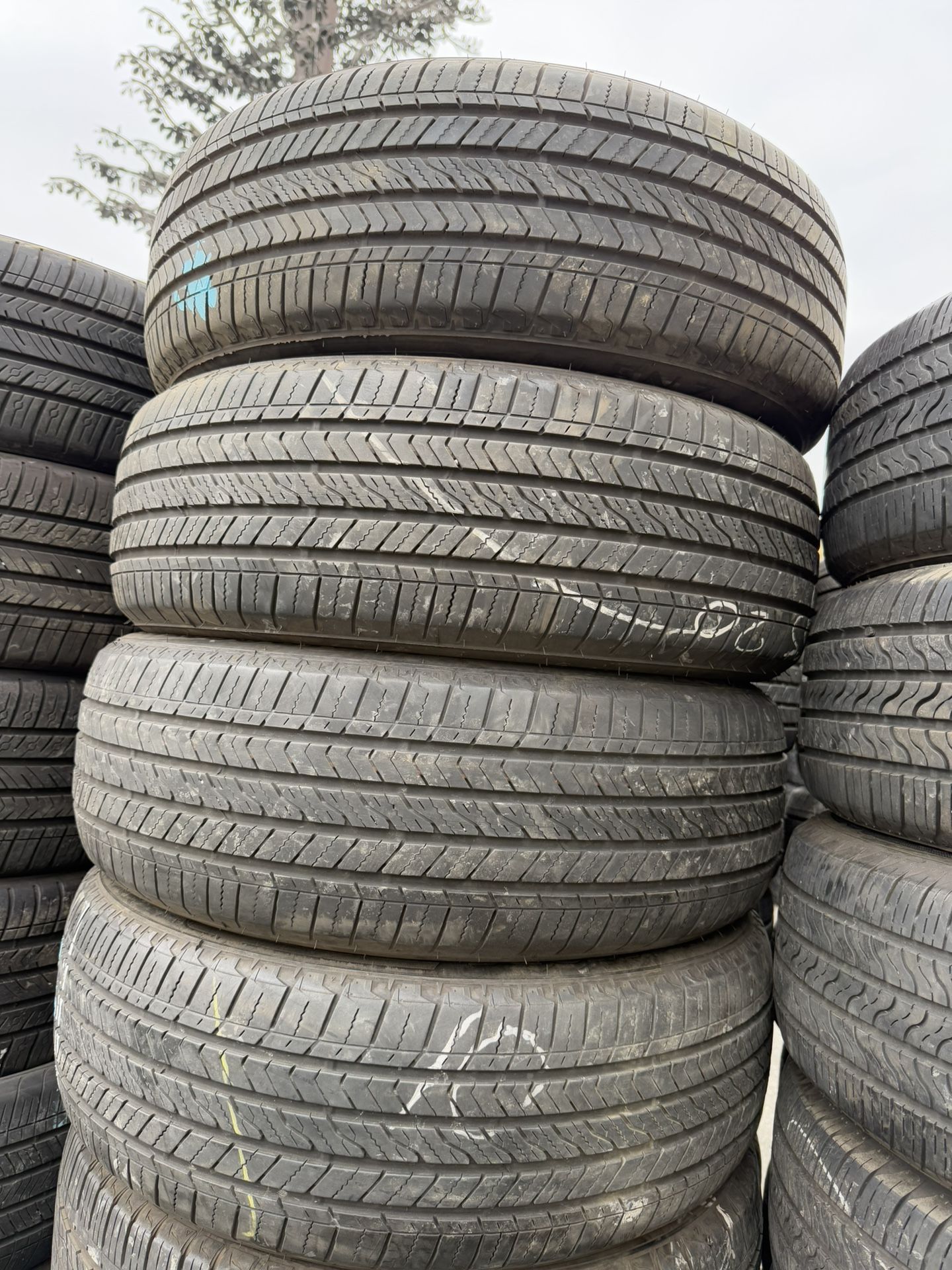 235 55 20 Vendo Un Set De Llantas Usadas En Excelente Condición Marca BRIDGESTONE