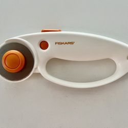 Fiskars Quick Change Rotary Cutter can cut multiple layers of fabric, felt, vinyl, and quilting materials; Ideal for doing arts and crafts; Great addi
