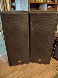 Pair of JBL MRX 525 PA speakers
