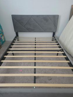 Queen Bed Set (Frame & Mattress) – Excellent Condition!