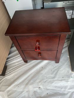 Cama full con un buró y colchón