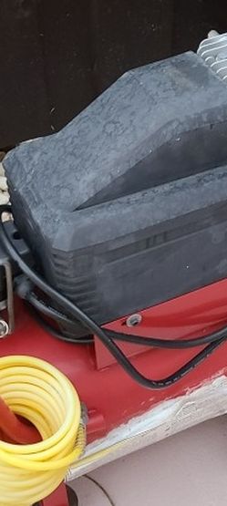 Small Compressor. Doesnt Work. Good Useable Parts.