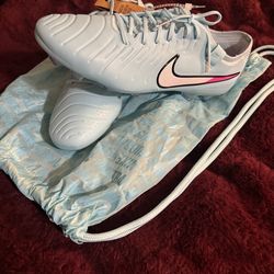 Soccer shoes
