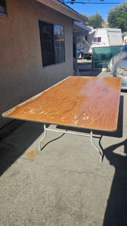 Table (foldable legs)