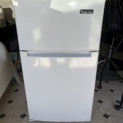 Magic chef Mini Refrigerator 
