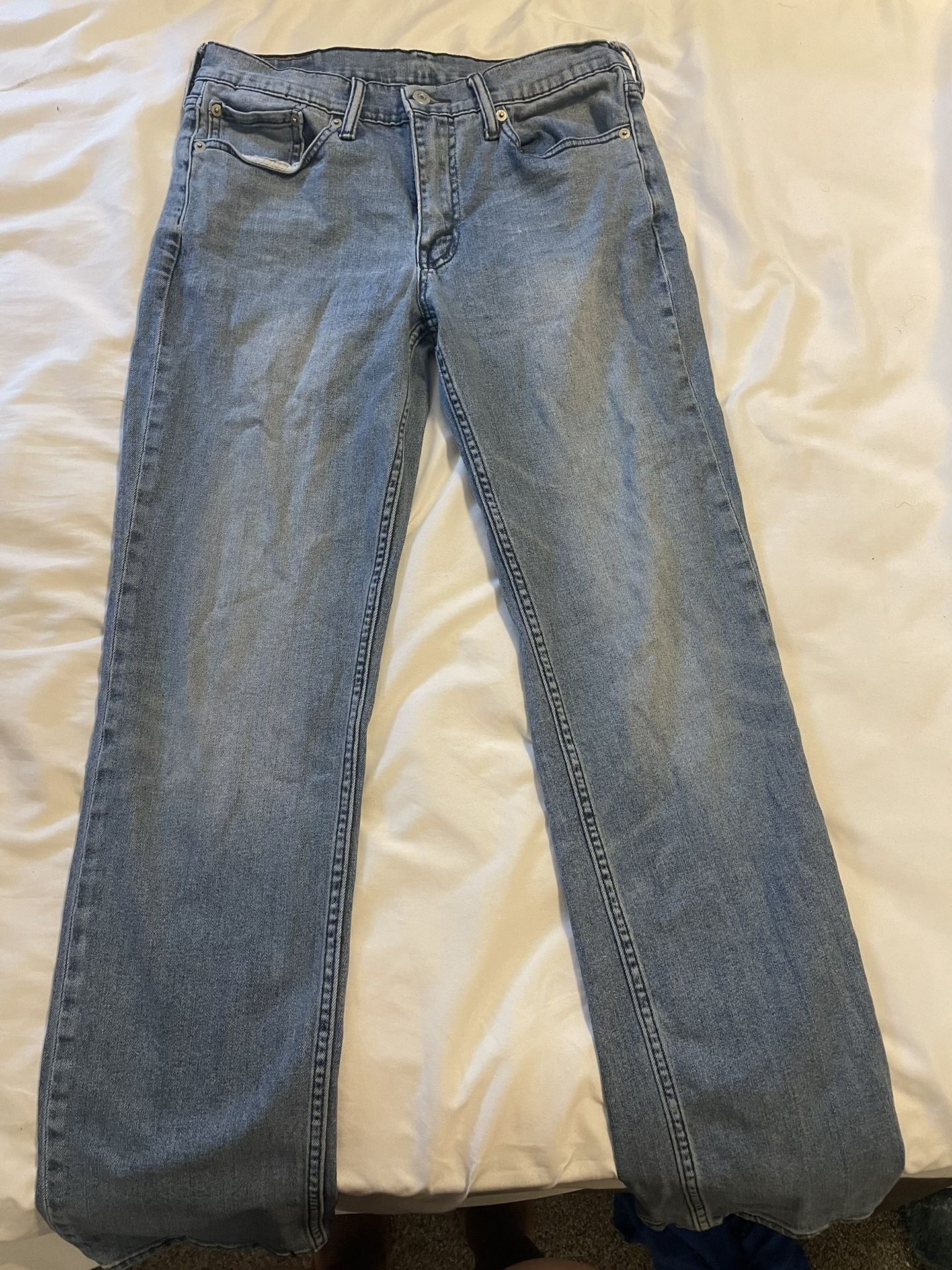 Women’s light wash levi jeans 