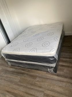 Queen mattress pillow top set with box spring (2pc - new) 