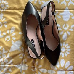 Size 8 W Ladies Shoes