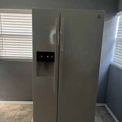 Side by side refrigerator 33” Wide