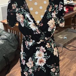 WOMENS SIZE Medium FLORAL PRINT SHORT SLEEVE RUFFLE TRIM WRAP DRESS XHILARATION 