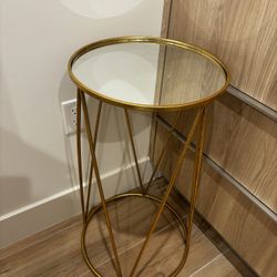 Gold / Mirrored Side Table 