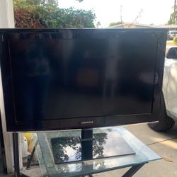 Samsung  TV 32 In With Stand 