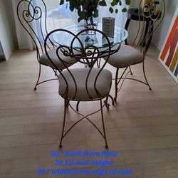Dining Table Chairs Wrought Iron.  ( Kevsell )