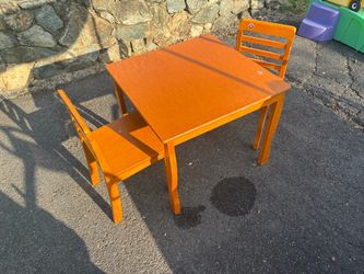 Kids table and chairs