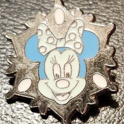 Disney Pin Disneyland Resort 2007 Hotel Hidden Mickey Snowflake Collection Minnie Mouse. In mint condition with the exception of the missing back