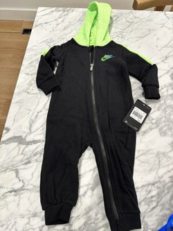 NWT Baby Nike Hooded Outfit Size 12 months   Smoke free home 